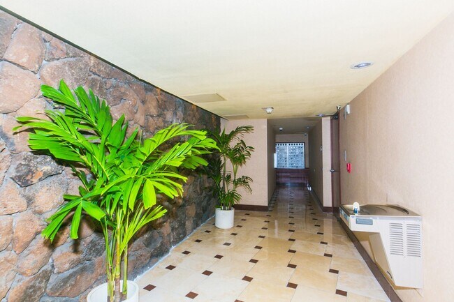Building Photo - Marine Surf - Studio 1b 1parking! in Waikiki