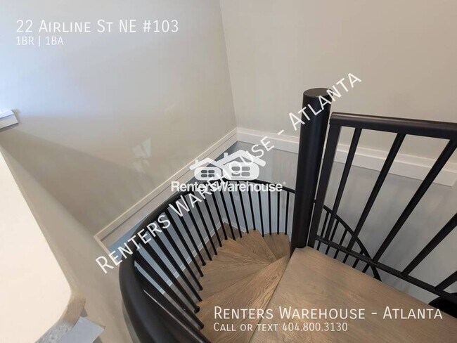 Building Photo - Location! Location! 2 Story 1 Bedroom step...