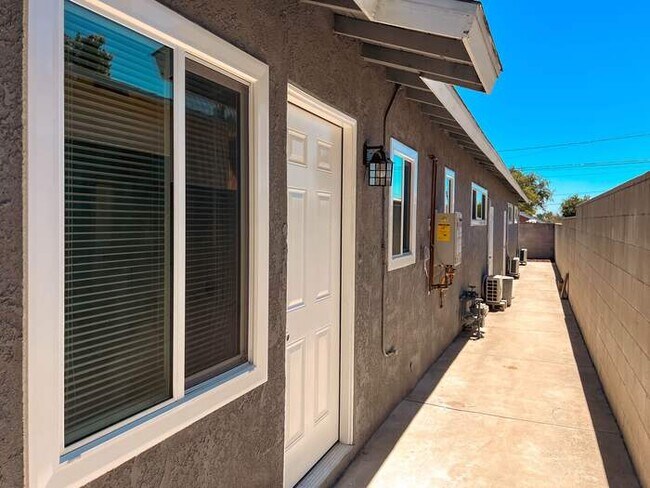 Building Photo - Modern Retreat with Spacious Yard & Cozy Interiors