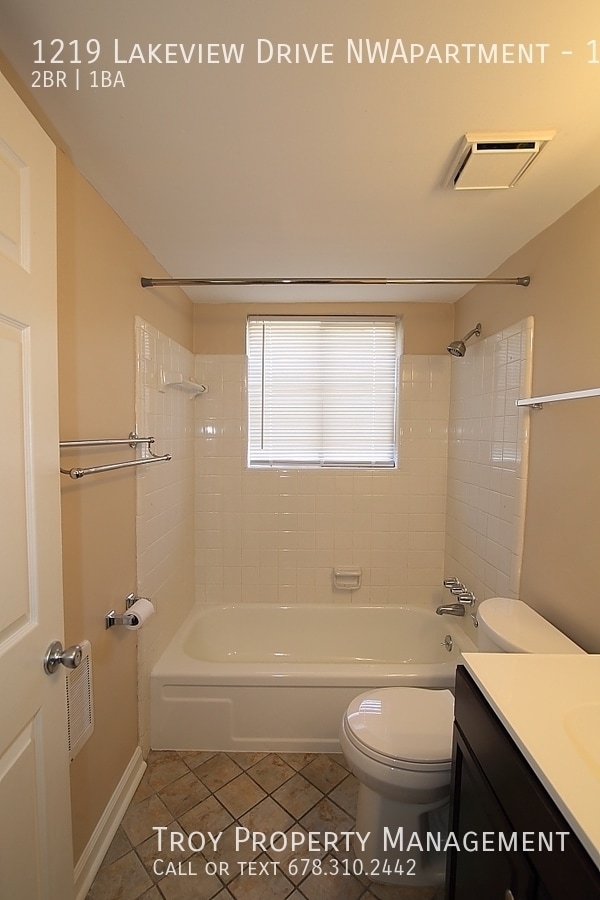 Building Photo - 1219 Lakeview Dr NW