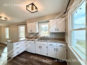 Building Photo - Charming Updated 2 Bedroom House!