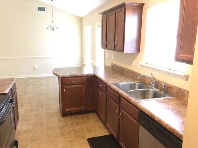 Building Photo - MOVE IN READY HOME IN SEMMES, AL