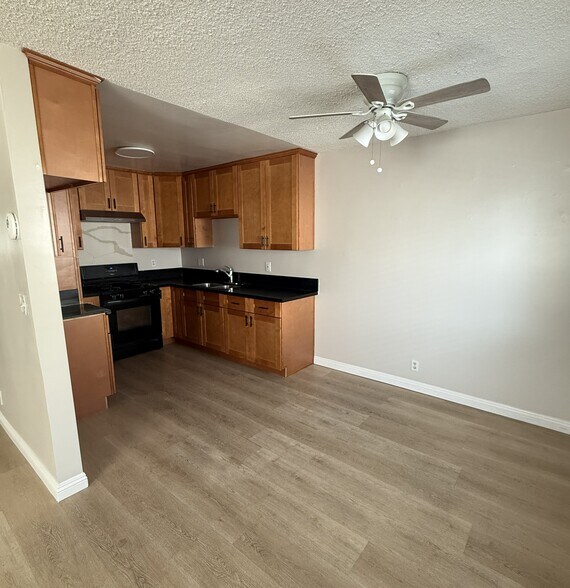 Building Photo - 503 W Linda Vista Ave