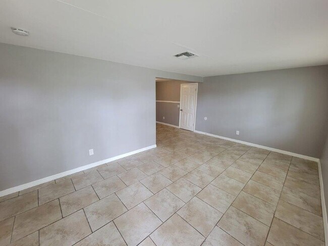 Building Photo - BEAUTIFUL 3/2/1 1020 Sq Ft, UPDATED kitchen & bath, ALL tile floors, LARGE fenced in yard!!