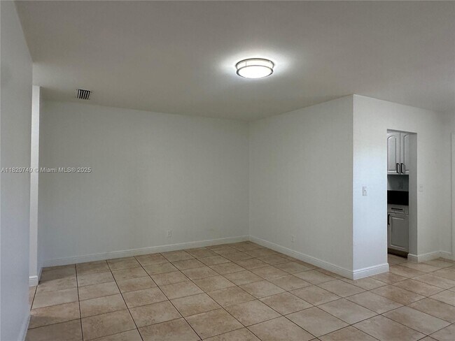 Building Photo - 5841 SW 36th Ct
