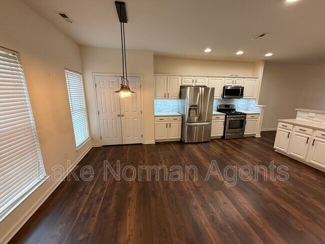 Building Photo - 15622 Troubadour Ln