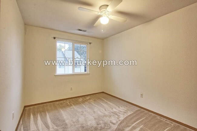 Building Photo - 3 Bed, 2.5 Bath Condo with 1 Car Garage Ne...