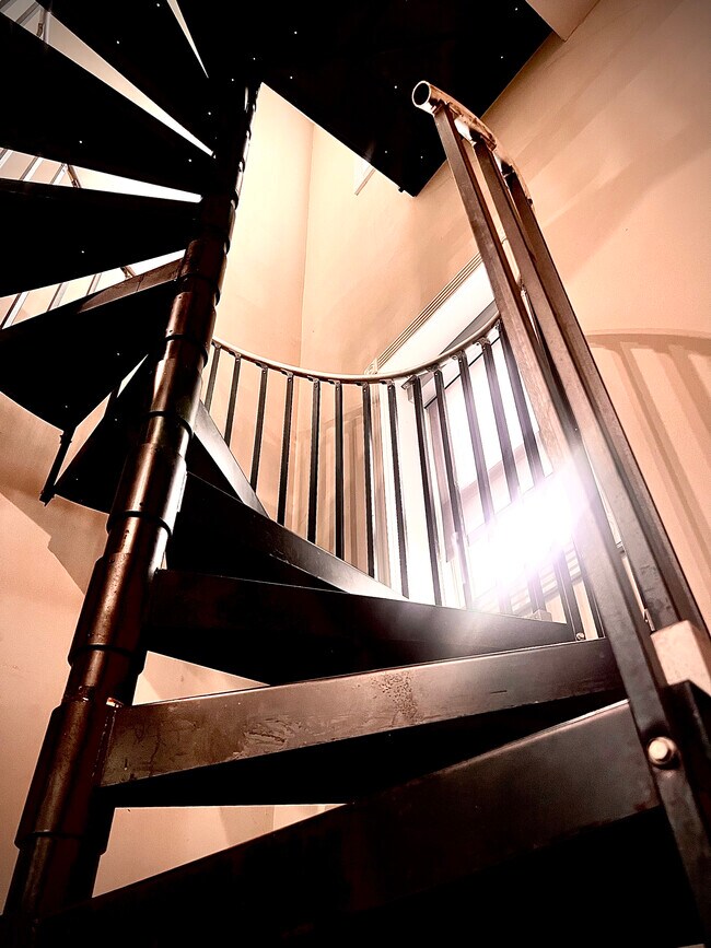 Beautiful spiral stairway to 3rd floor - 1926 Fleet St