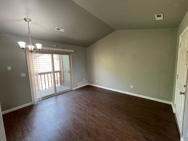 Building Photo - Super 1 Bedroom Condo in Perfect Condition!
