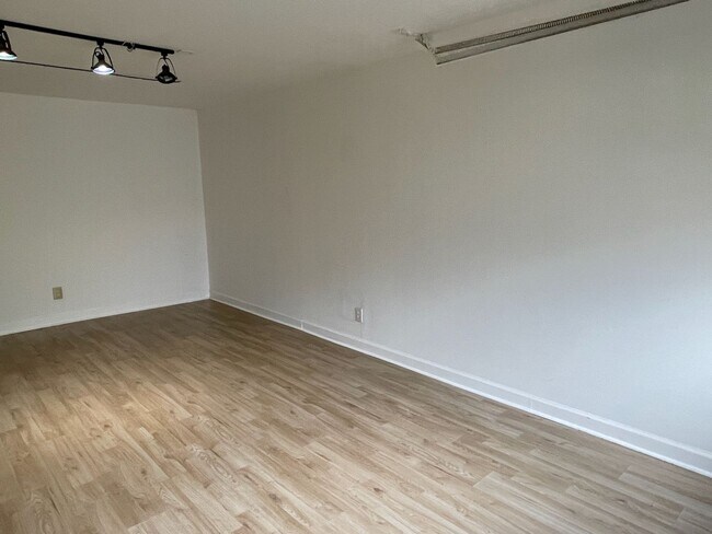 Building Photo - Candler Park Townhouse, Steps from Candler...
