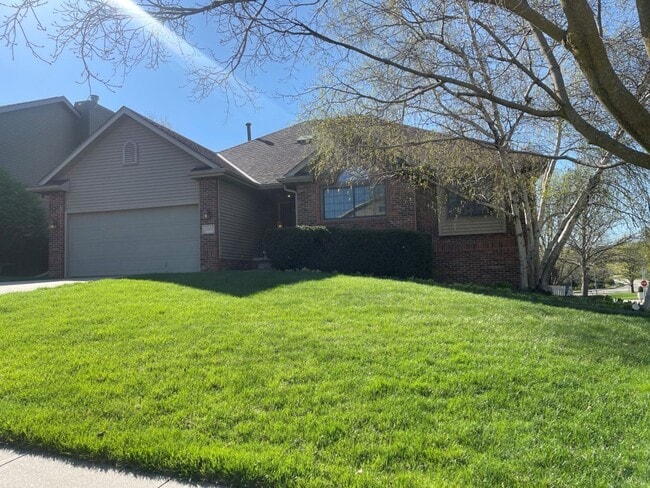 Building Photo - Home For Rent Bellevue.