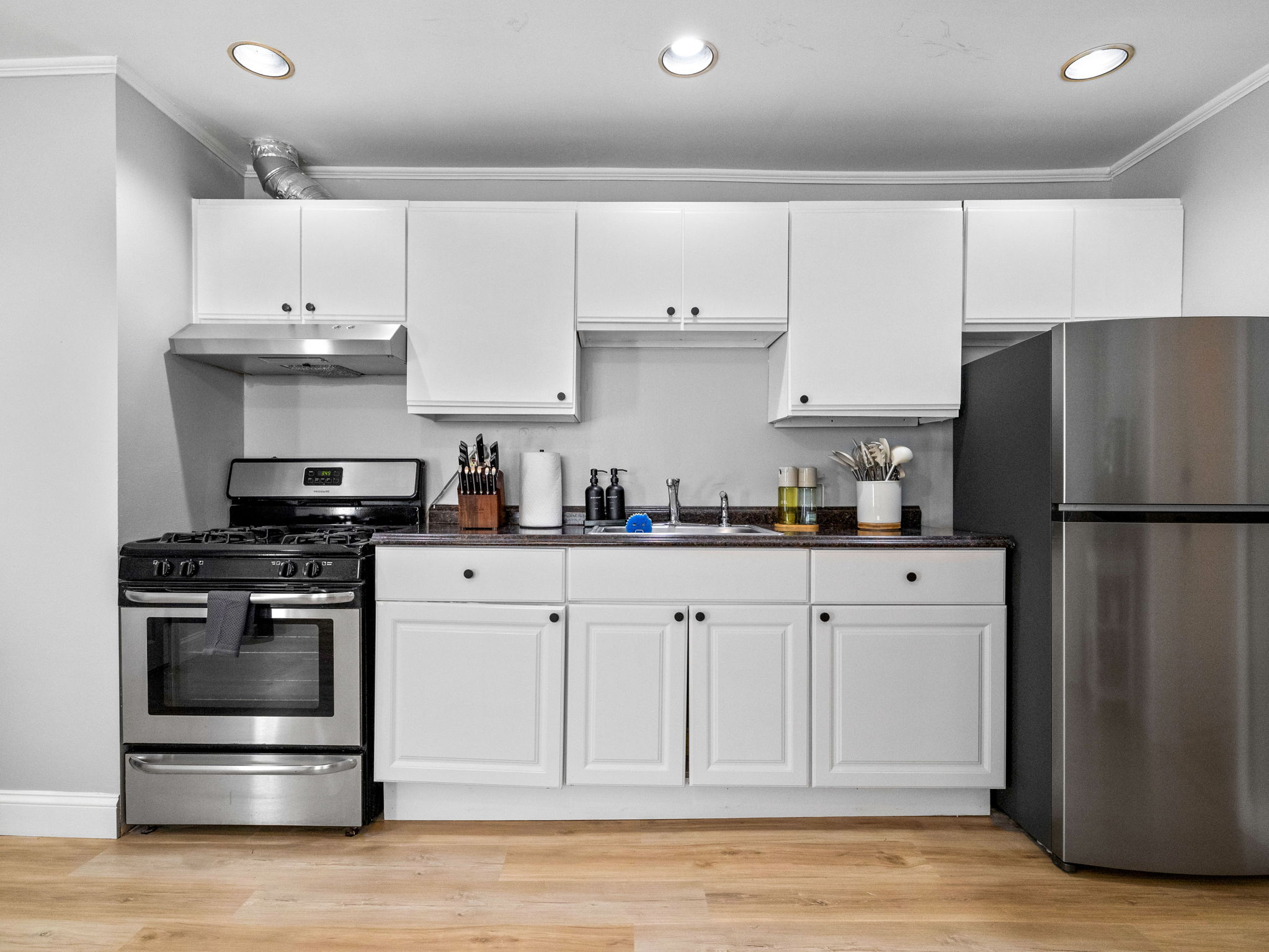 Building Photo - 168 School St