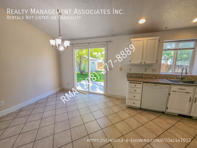 Building Photo - 2717 E Sandgate Ave