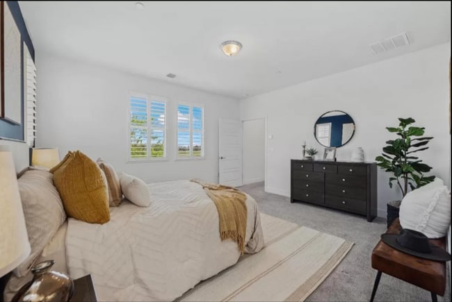Building Photo - Dream Home Alert: 5 Bedrooms of Pure Comfo...