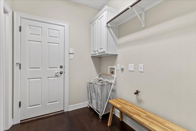 Building Photo - 4 Bedroom 3.5 Bath Heights At Stone Oak Subdivision