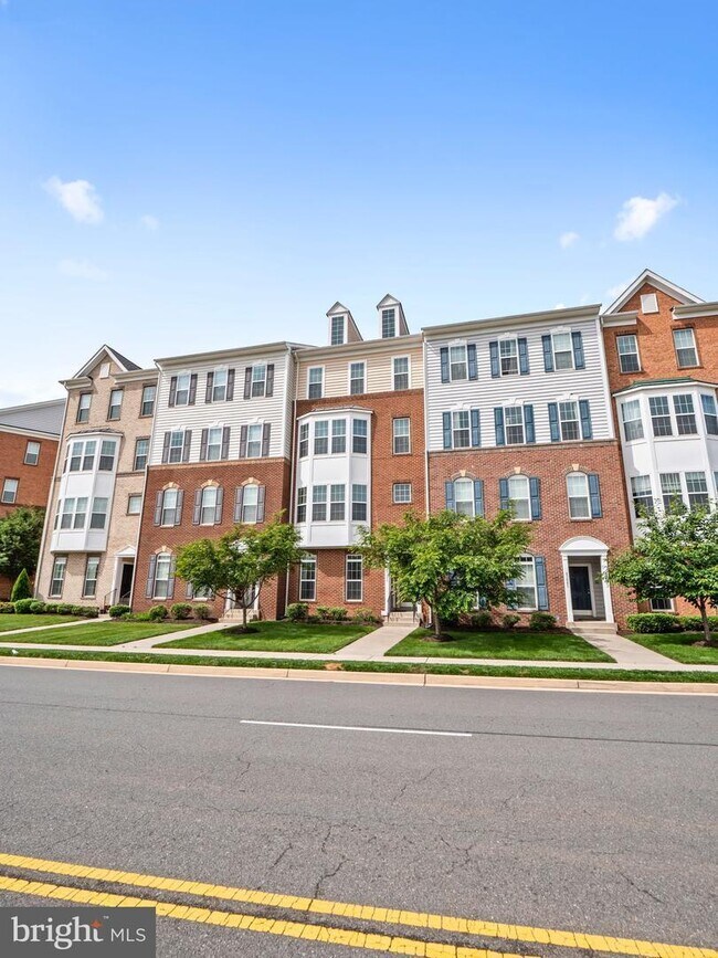 Building Photo - 43889 Centergate Dr