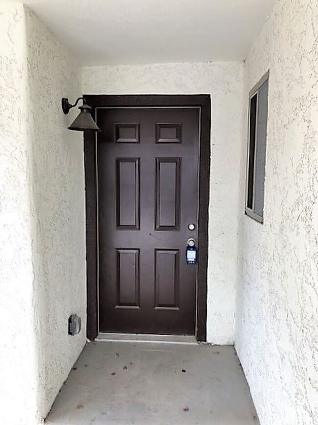 Building Photo - Remodeled 2 bedroom / 2 Full Bath