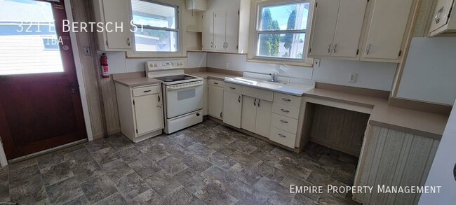 Building Photo - 5 Bedroom / 1.5 Bath Home in Lansford!