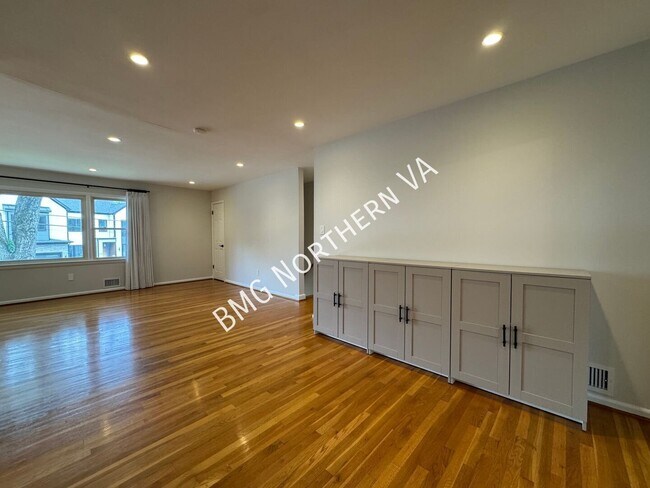 Building Photo - 1109 Hillcrest Dr SW