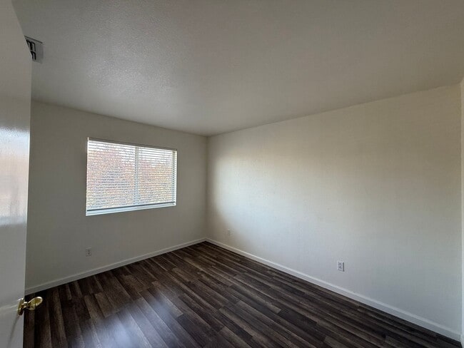 Building Photo - 4-bedroom two story home in Sylvan School ...