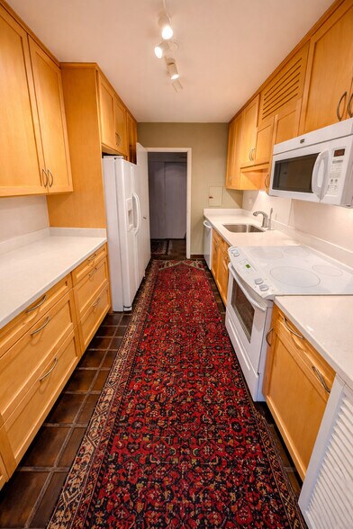 Building Photo - 360 W Wellington Ave