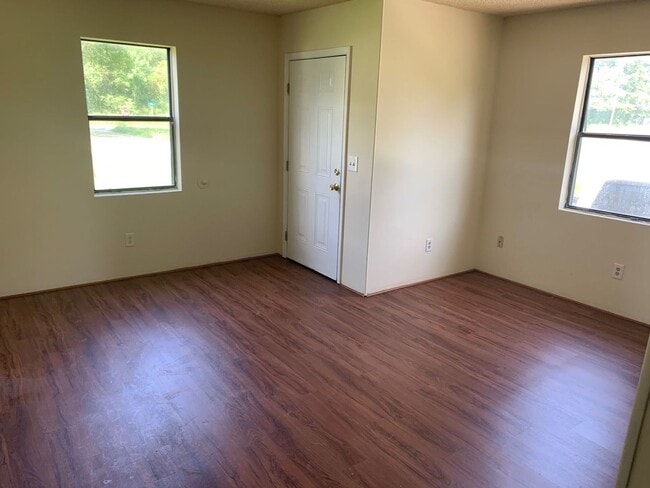 Building Photo - Quaint home located in City Limits