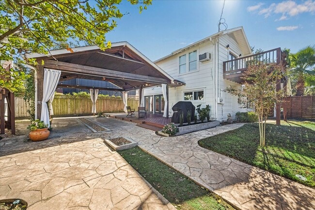 Building Photo - 825 Merrill St