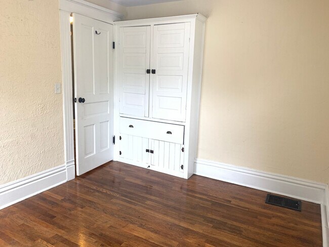 Building Photo - Large 4 Bedroom home!