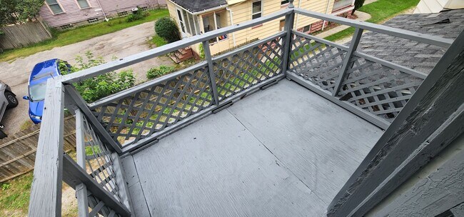 Building Photo - 4 Bedroom 1 Bathroom Triplex