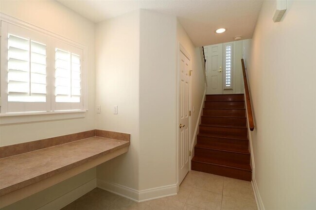 Building Photo - 207 Sunset Point