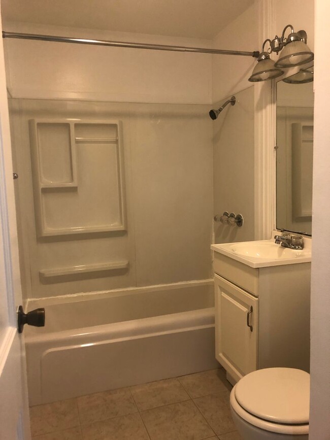 Building Photo - Spacious 2-Bedroom Home