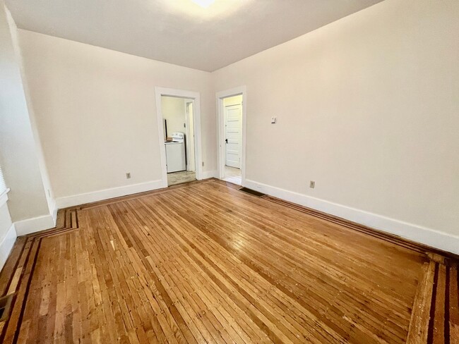 Building Photo - Large Queen Anne 2 Bedroom - Excellent Loc...