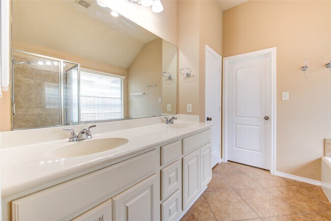 Building Photo - 5615 Stoneridge Ct