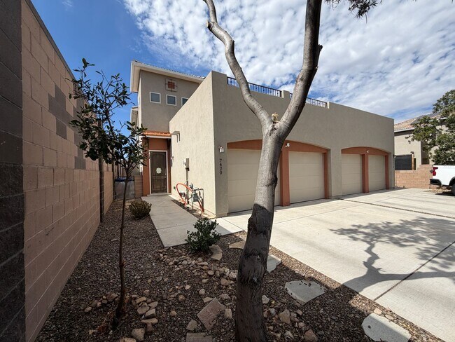 Building Photo - 7420 Tangerine Ct NE