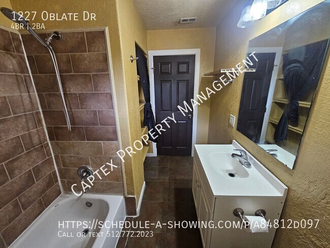 Building Photo - 1227 Oblate Dr