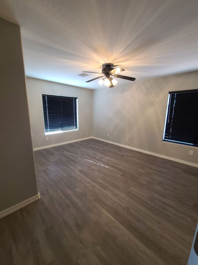 Building Photo - 5 Bedroom, 3 Bath Home in Secluded Neighbo...
