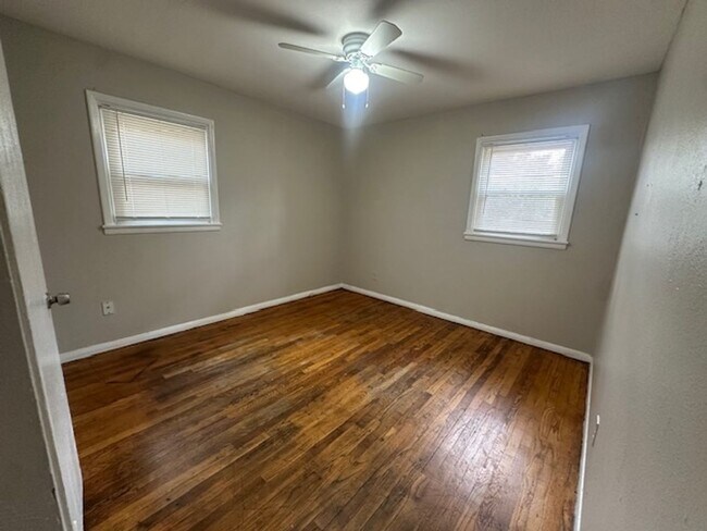 Building Photo - Spacious Living in Calverton Park