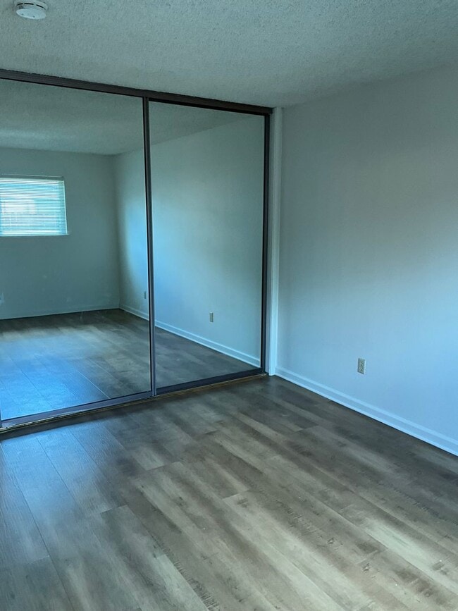 Building Photo - NICE 2 BEDROOM DUPLEX!