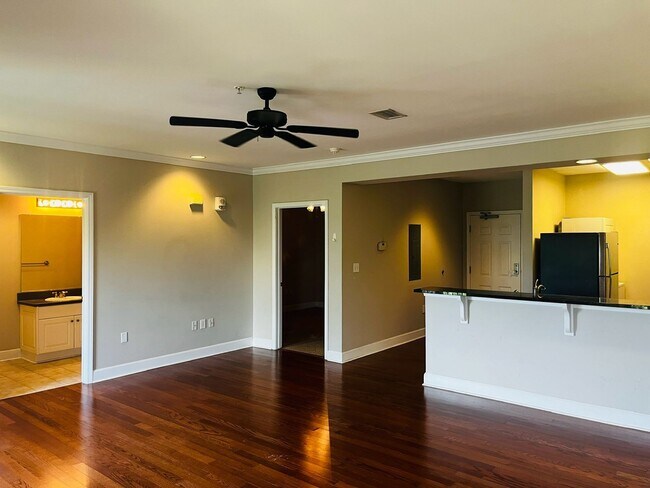 Building Photo - 1 Bed, 1 Bath at Carolina Walk - Steps fro...
