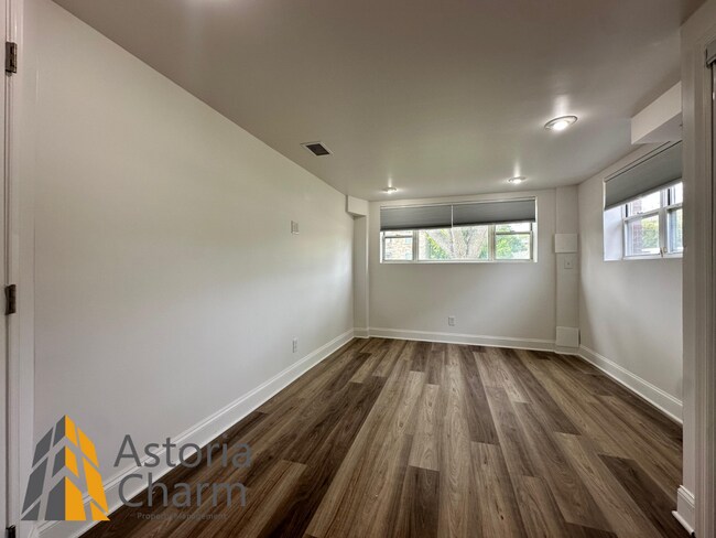 Building Photo - Spacious 4 Bedroom + Den Home with Private...