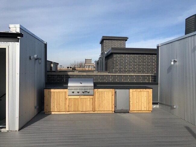 Building Photo - 1637 W Grand Ave