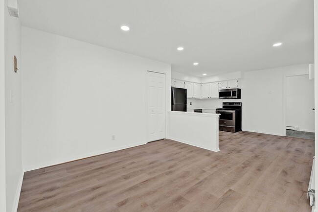 Building Photo - BEAUTIFULLY UPDATED 2 BEDROOM CONDO