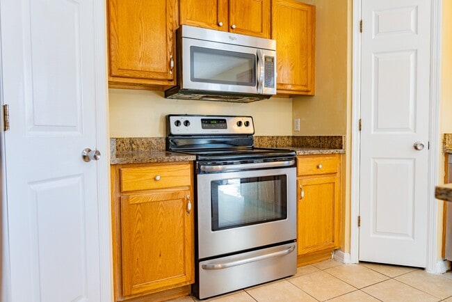 Building Photo - Spacious 4-Bed Groveland Home with Attached Garage, Central Air, and Private Patio