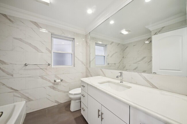Building Photo - 307 9th St