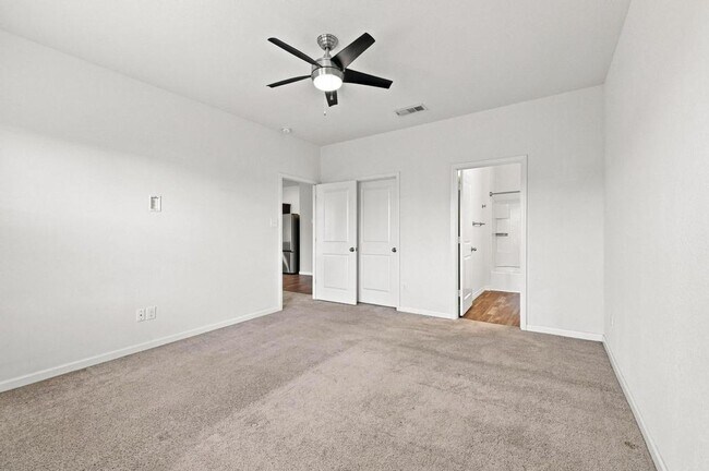 Building Photo - 405 Willow Creek Dr