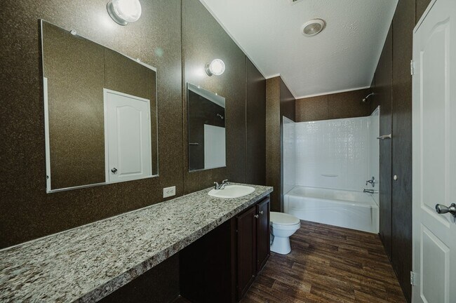 Building Photo - 2423 N Redondo Ave