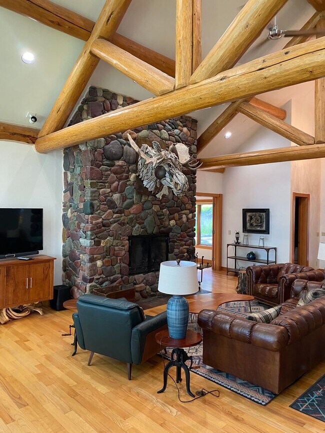 Building Photo - Hidden Whitefish Lake 3 bedroom Furnished ...