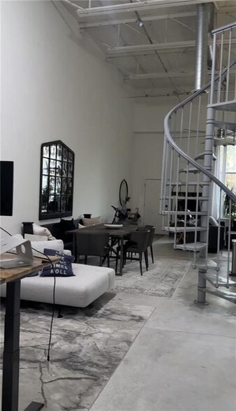 Building Photo - 807 Field St SE