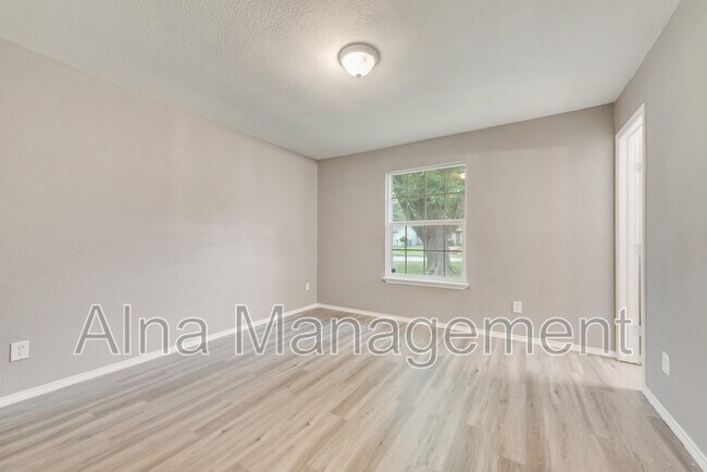 Building Photo - 1406 Willowbrook St