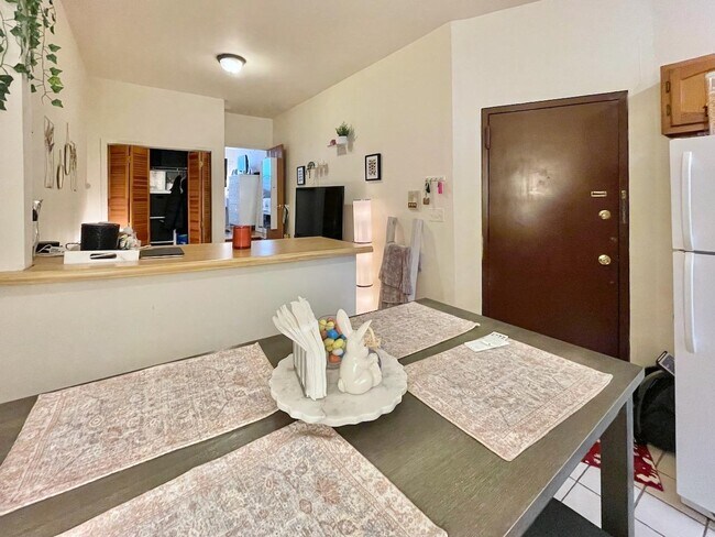 Building Photo - 707 Adams St